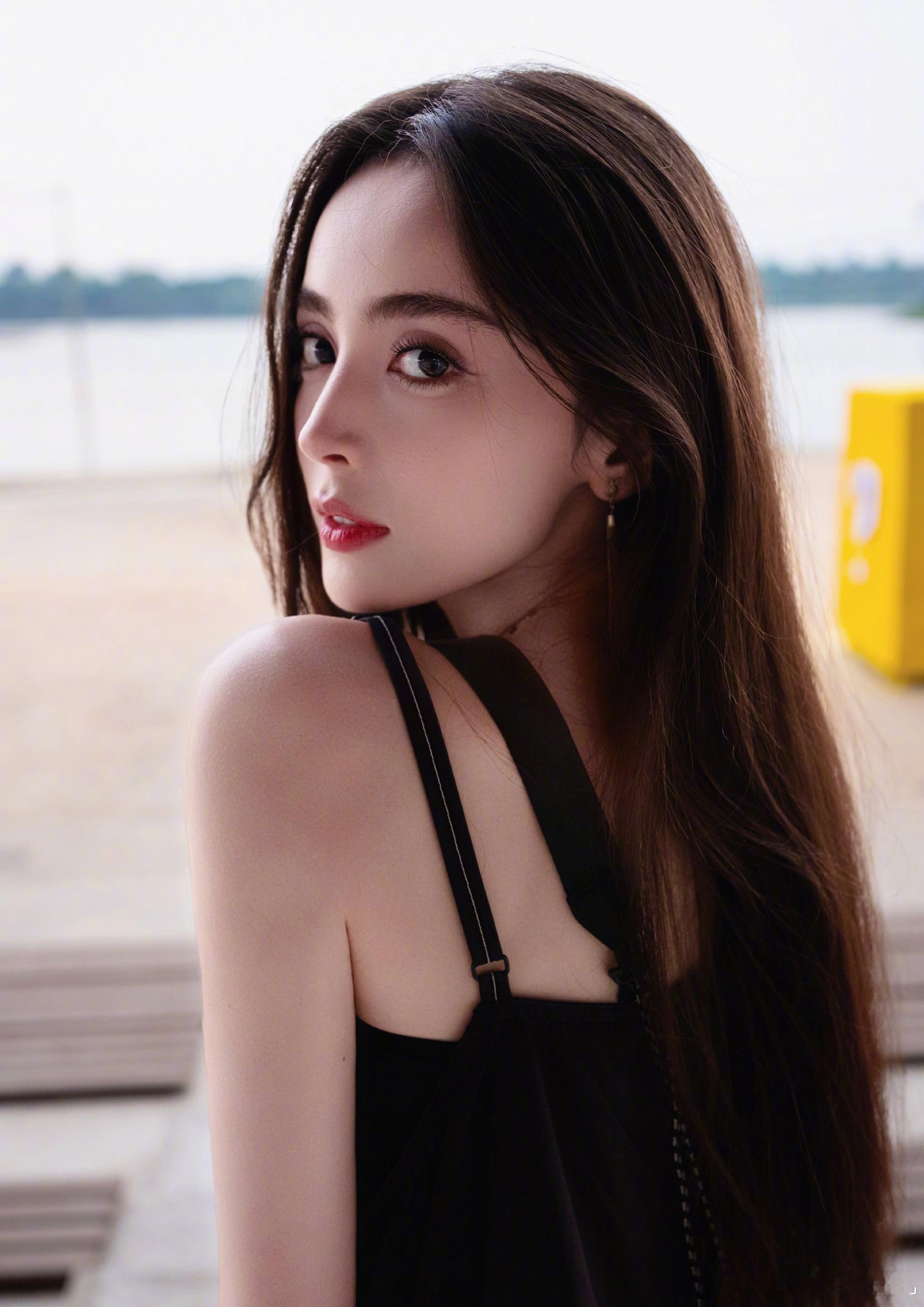 #娜扎出任圣罗兰中国形象大使# 恭喜娜扎  适配度满分[心] ​​​