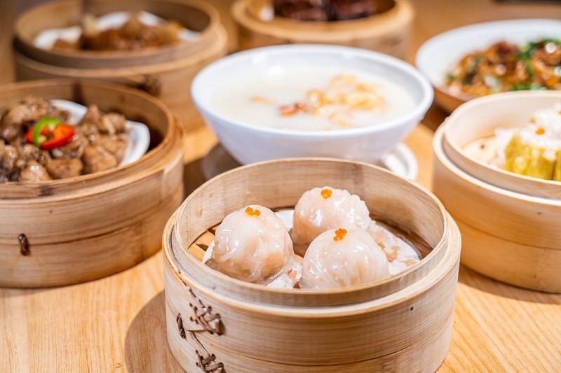 美味蒸饺和粥，健康又营养，快来尝尝吧！😋👍竹蒸笼中香飘溢，满桌佳肴尽欢颜。