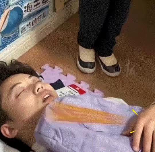 笑不活了，陕西一幼儿园午睡时，老师不小心睡过了头，一群小朋友则围在老师面前叫其起