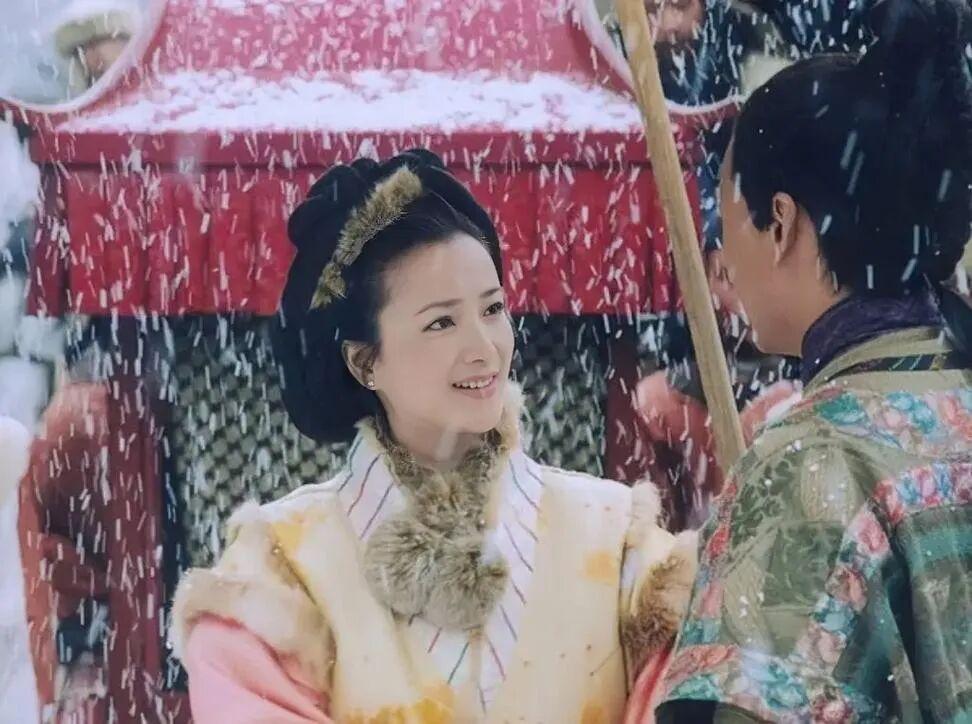 演员何晴，有一种天然去雕饰的美，有一种清水出芙蓉的美，是内娱唯一一位演遍四大名著