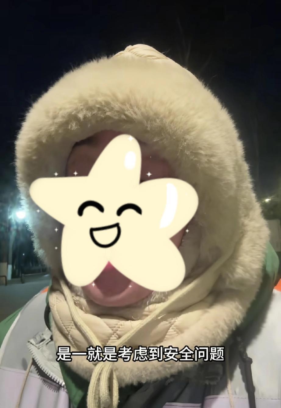 这是怕人偷屎吗？宁夏银川，一女子深夜尿急，好不容易找到公厕，却见大门紧锁。这位做