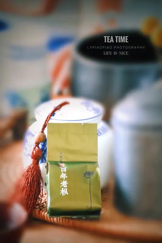 上联：清茶熬岁月，
下联：浊酒慰风尘。