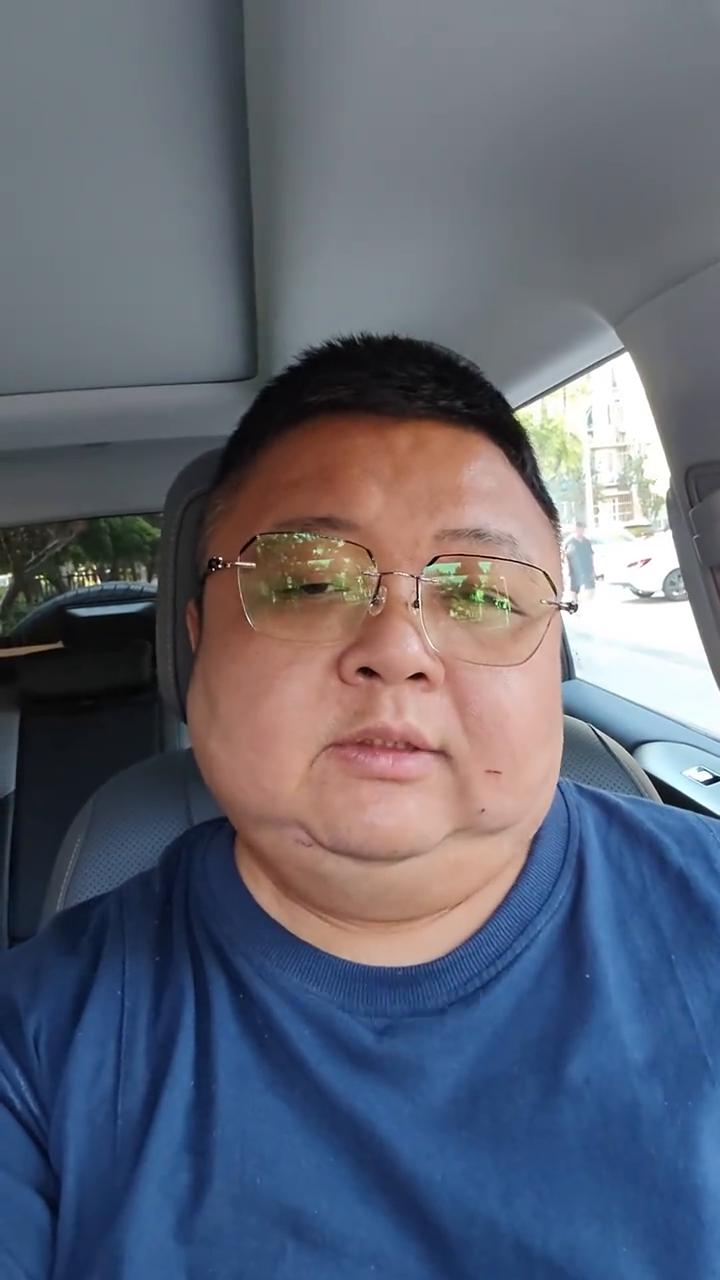 汽车为什么有三个后视镜？
正常情况下不是看看左边看看右边就知道后面的情况了吗？今