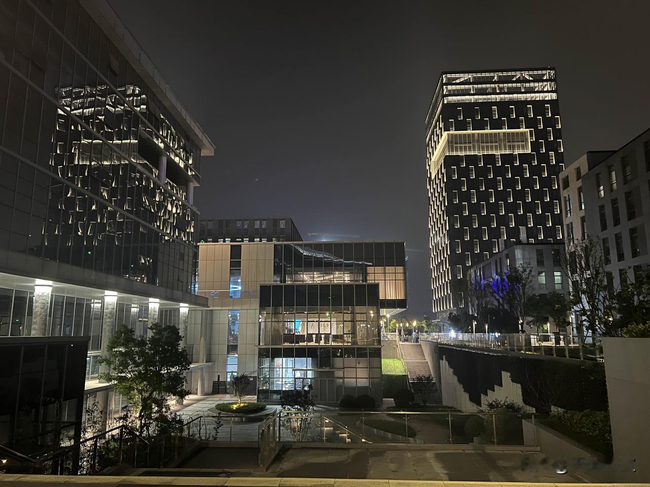 分享城市新鲜事夜逛光谷生物创新园二期，园区环境真的很好，晚上有很多附近的居民在里