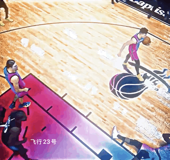 NBA历史上最不可思议的两次偷看！

巴特勒VS詹姆斯

图一：巴特勒偷看裁判吹