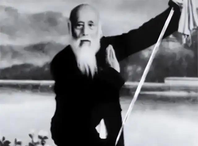 1942年，武术大师李尧臣遭出卖，落到日军手中，日本高手武田西想要与其比试一番，