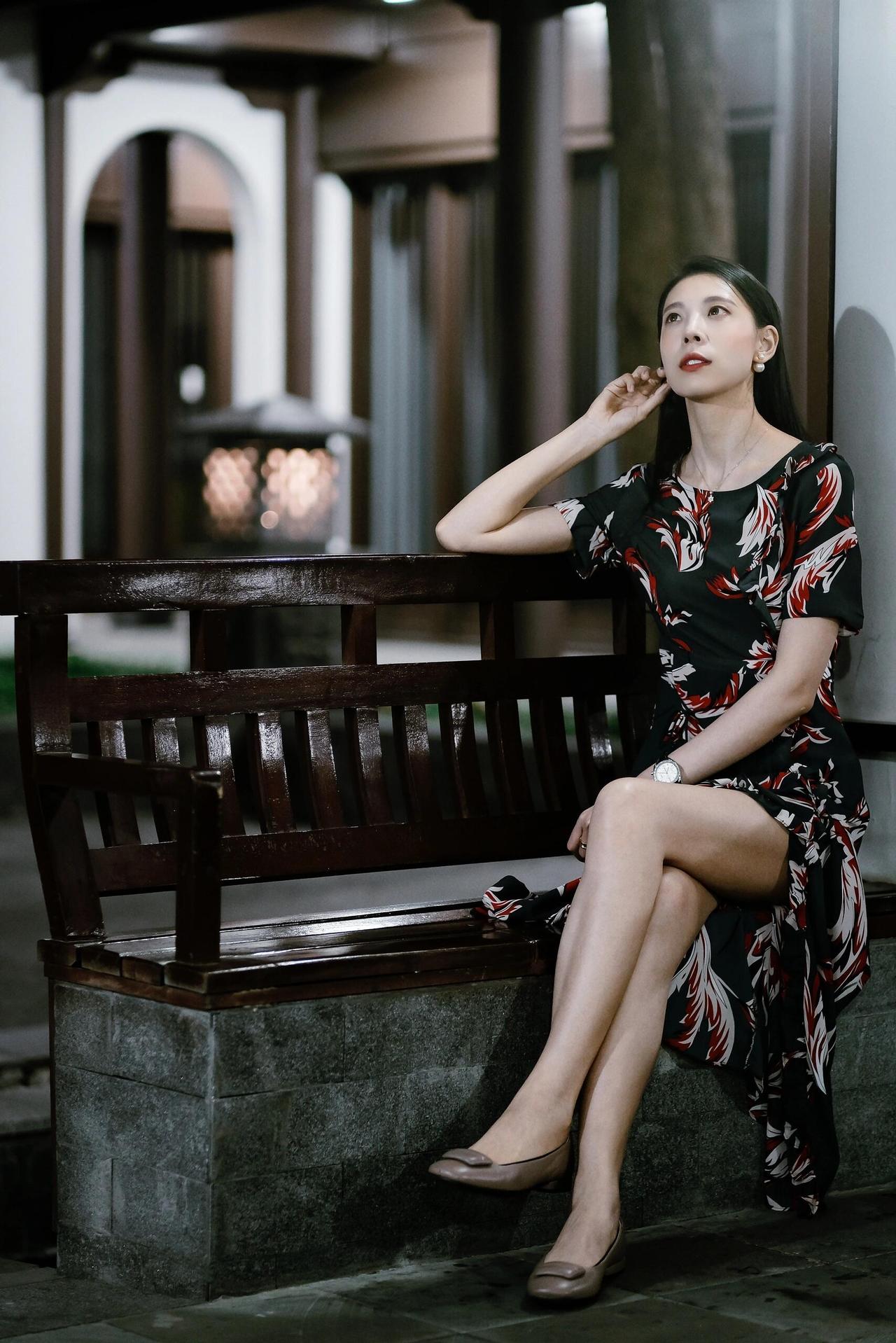 我给朋友分享我的长裙照，他说美呆了，我问什么美，他说人和裙子都美，照的也美，看的