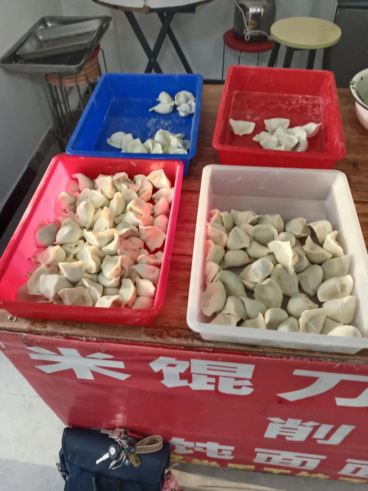 湖北孝感早餐点卖饺子真多，但手工水饺少。昨天在孝南区某早餐店看到手工水饺1元\个