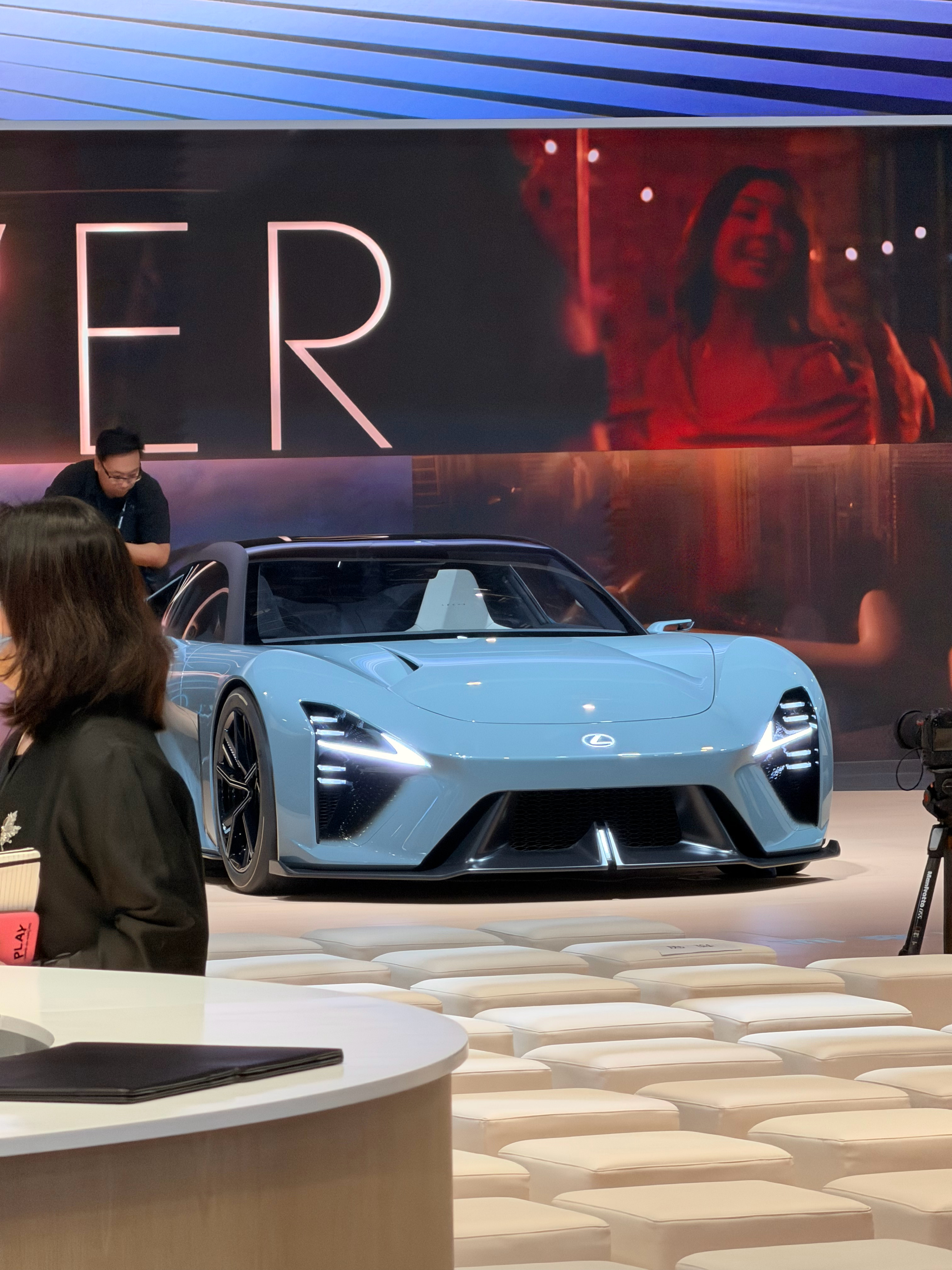 昨天一进展馆，第一眼就看到雷克萨斯展台这辆车静静地拍在这，真的帅到我了 