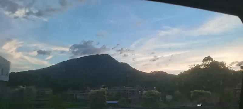 人这一生，究竟要撞多少回南墙，才能活得真正通透？我始终觉得，那些顿悟的瞬间，绝非