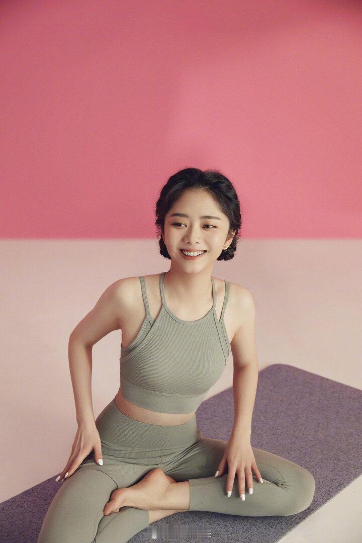 谭松韵不仅有娃娃脸，还是个瑜伽高手 
