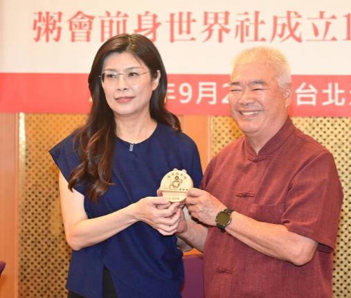 郑丽文今天再检查喊出“要让台湾人自豪自信地说我是中国人。”
 
就在不久前，她的