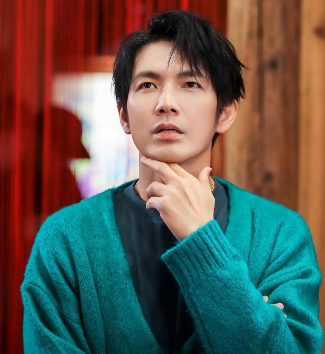 脸没恢复就别出来拍剧了，顶着肿胀脸、笨重假发套，太让人出戏了
娱乐 明星