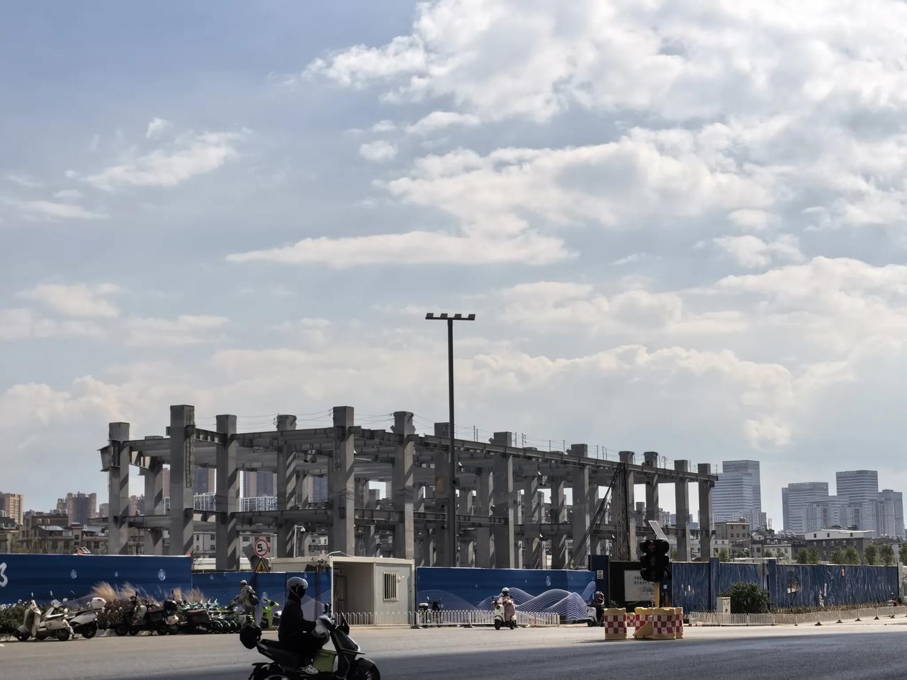 巫家坝的这个项目，保利南亚之窗的，建出地面成了如今的这个样，也没有塔吊，在半年前