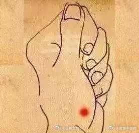 #国医的精诚力量# 有了颈椎病怎么办？可以揉揉手掌中的那个红点，不用求人，自己就