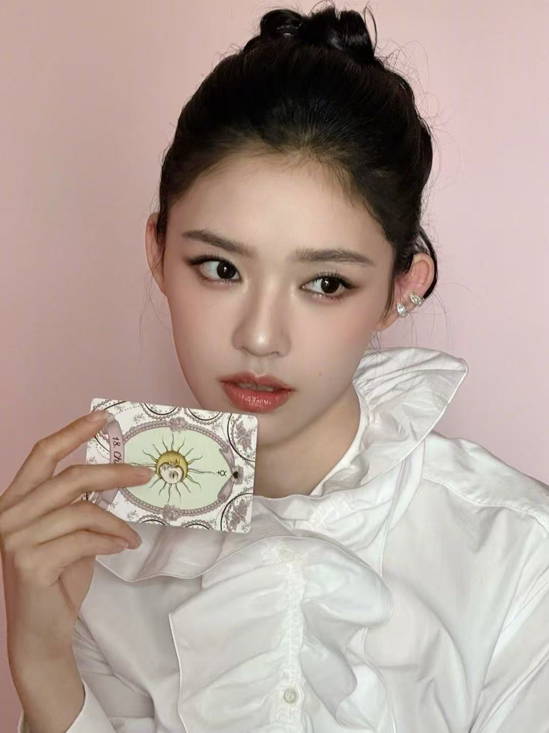 林允塔罗少女  简直就是让人心动了呀，我们的林允塔罗少女，手里拿着塔罗牌，眼神里