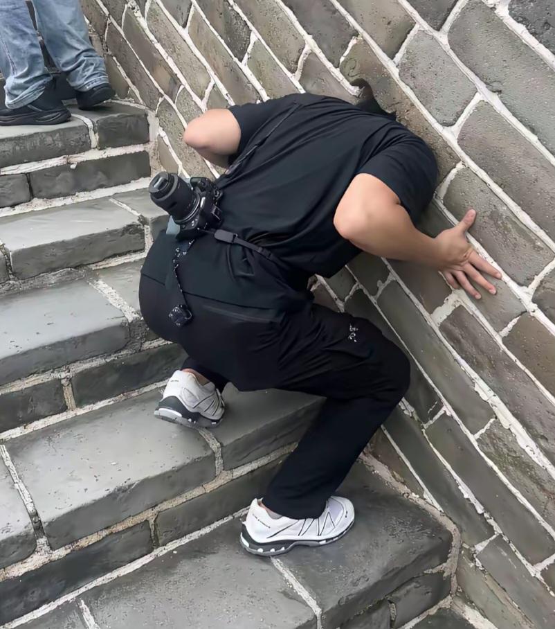 好奇害死猫！怎样让小哥把头拔出来？请大家快出主意！你说笑人不笑人，今年10月5号