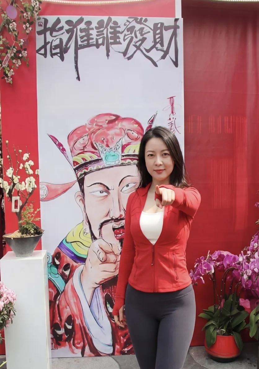 红红火火过大年，指谁谁发财怎样穿搭知性又显身材? 初一 春晚 马年 马年央视春晚