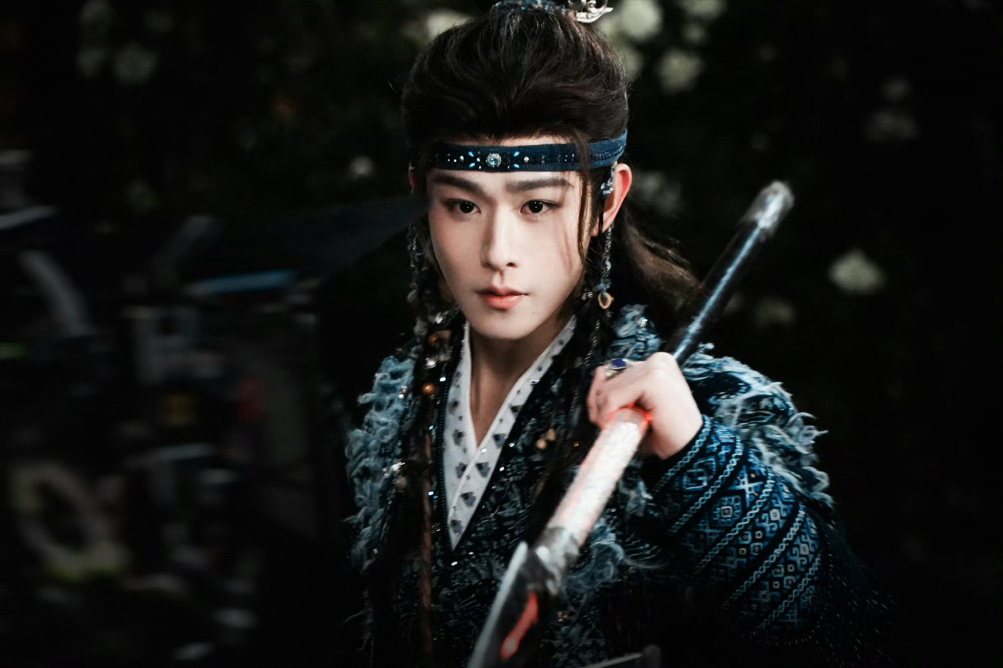 田嘉瑞屋顶战神鳞光映世，灵韵藏身，从纯善少年到暗黑龙神，宿命感拉满，绝美造型太戳