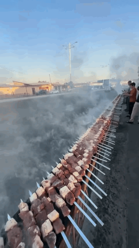 图一：老板是懂经营的，你就说谁从这里过，不会被这个烧烤吸引吧？
图二：看见了吗？