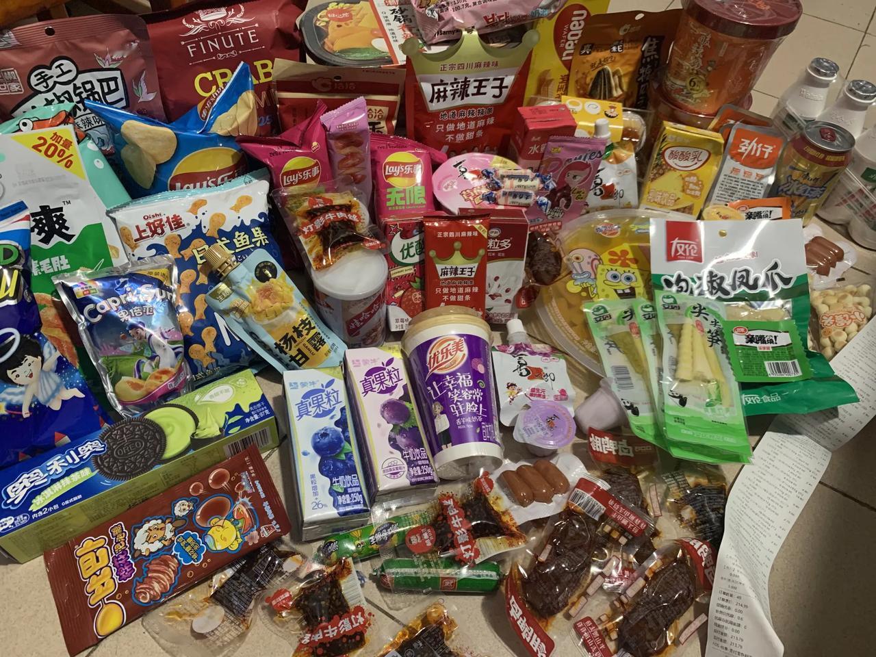 今天初中娃考试结束了，女儿说能不能去超市买点零食？看着她那期盼的眼神，不忍拒绝啊