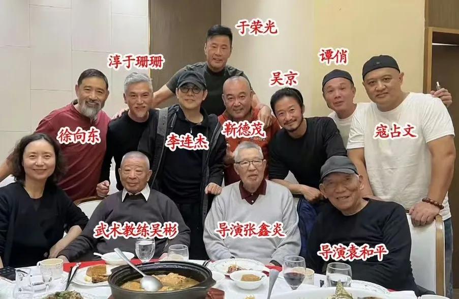 吴京李连杰引发热议！
1月26日，李连杰吴京突然引发了热议，起因是有网友晒出了李