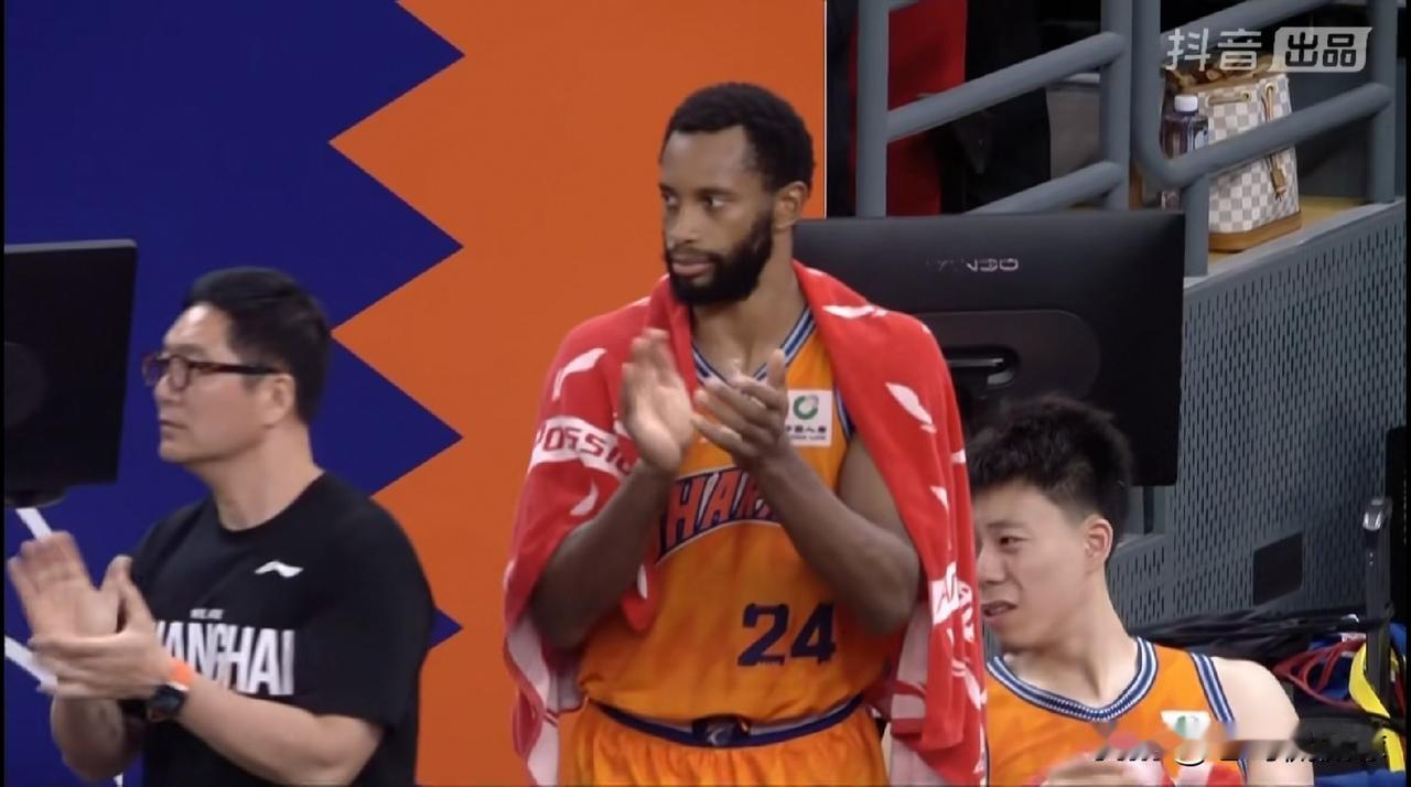 上海久事老将弗格距离退役越来越远了！在今天上海久事主场以110：77大胜浙江浙商