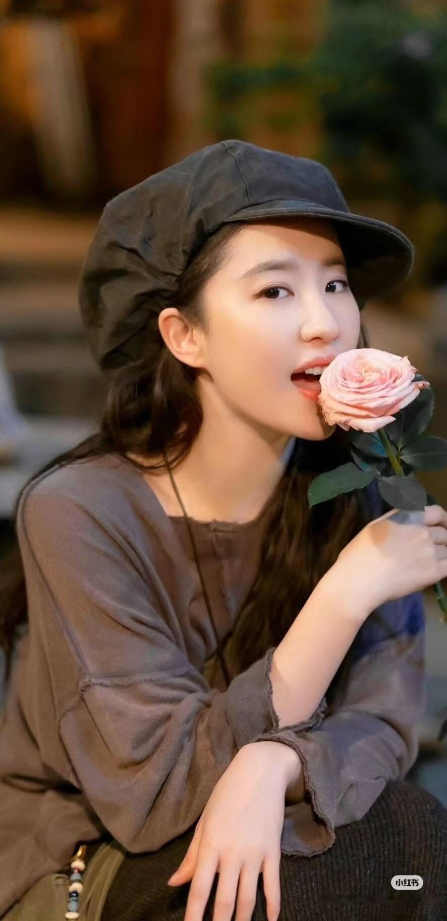 刘亦菲父亲是驻外外交官兼大学教授刘亦菲爷爷奶奶爸爸妈妈都有百科，真的好权威的一家