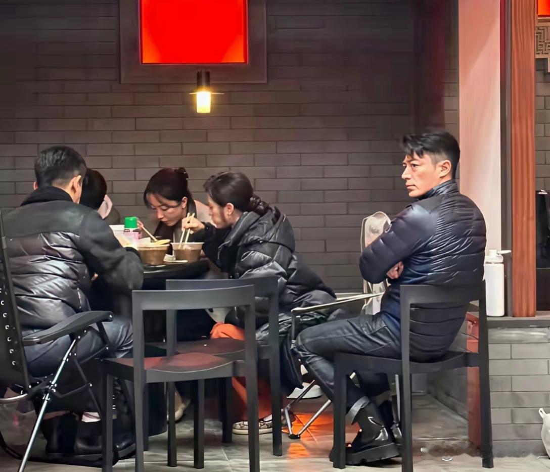 霍建华的身材比例也太明显了吧！一眼看过去，妥妥的五五身材既视感！ 