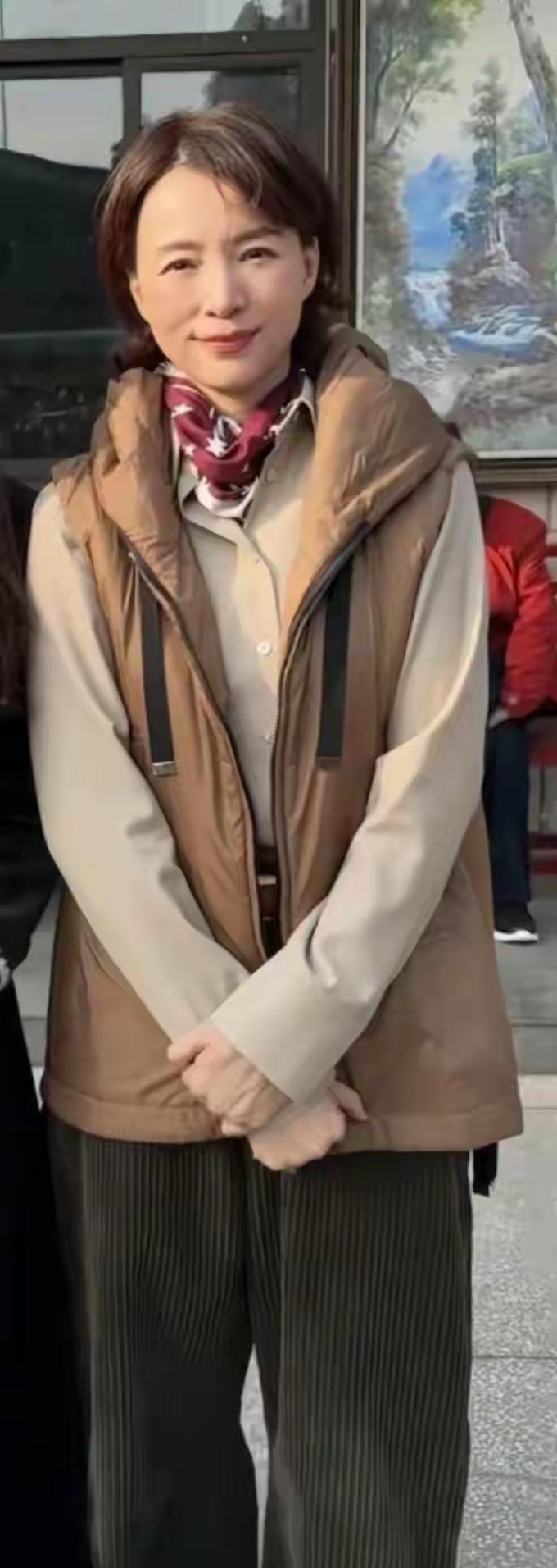 年初二，53岁董卿回江苏亲戚家吃饭，穿3千元马甲，皮肤白气质好 