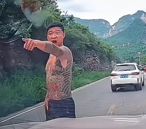 帮这个浑身雕龙画凤精神小伙出名，开个奥迪强行加塞，扔槟榔渣，辱骂、欲打人，事发山