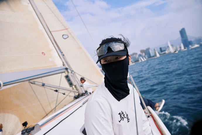 窦骁陆上骑马海上驾船 还有窦骁不会的运动吗 片场骑马亲自上场，戏外各类户外运动不