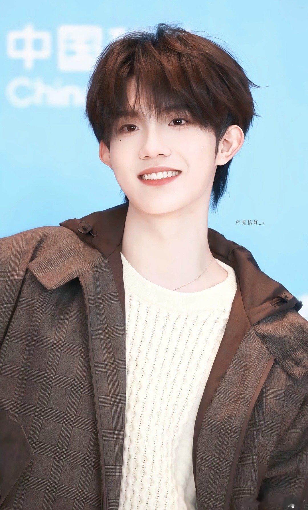 苏新皓红毯像是在发光苏新皓甜得我好心动 苏新皓尖叫之夜真的鲨疯了！自带贵气少年感