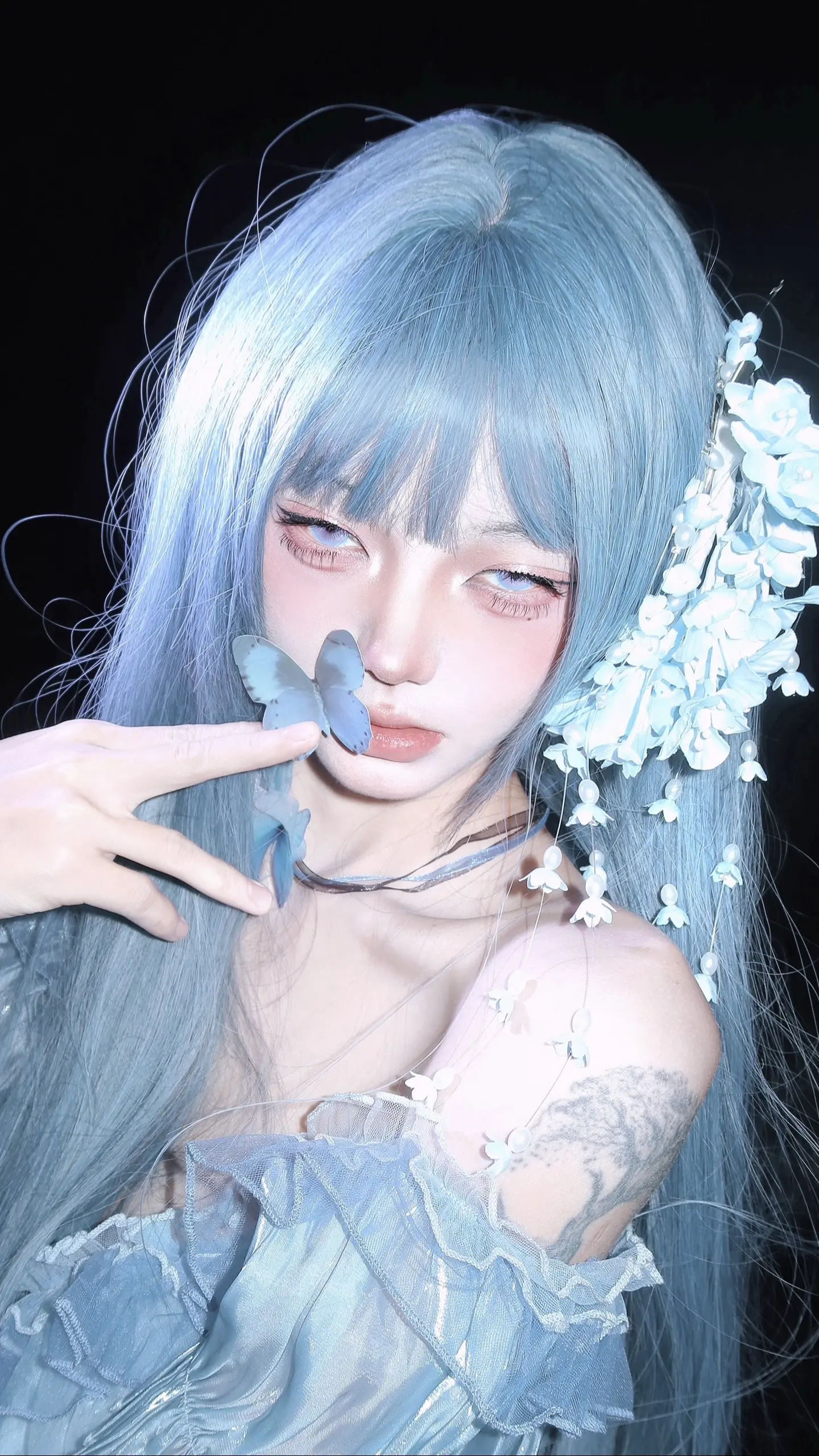 蓝色是爱人的眼睛 是潮湿的。