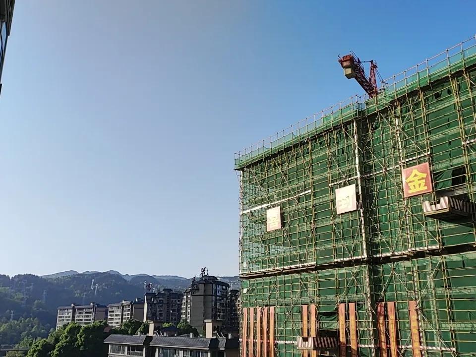 一边是海蓝色的天空，一边是淡紫色的天空。