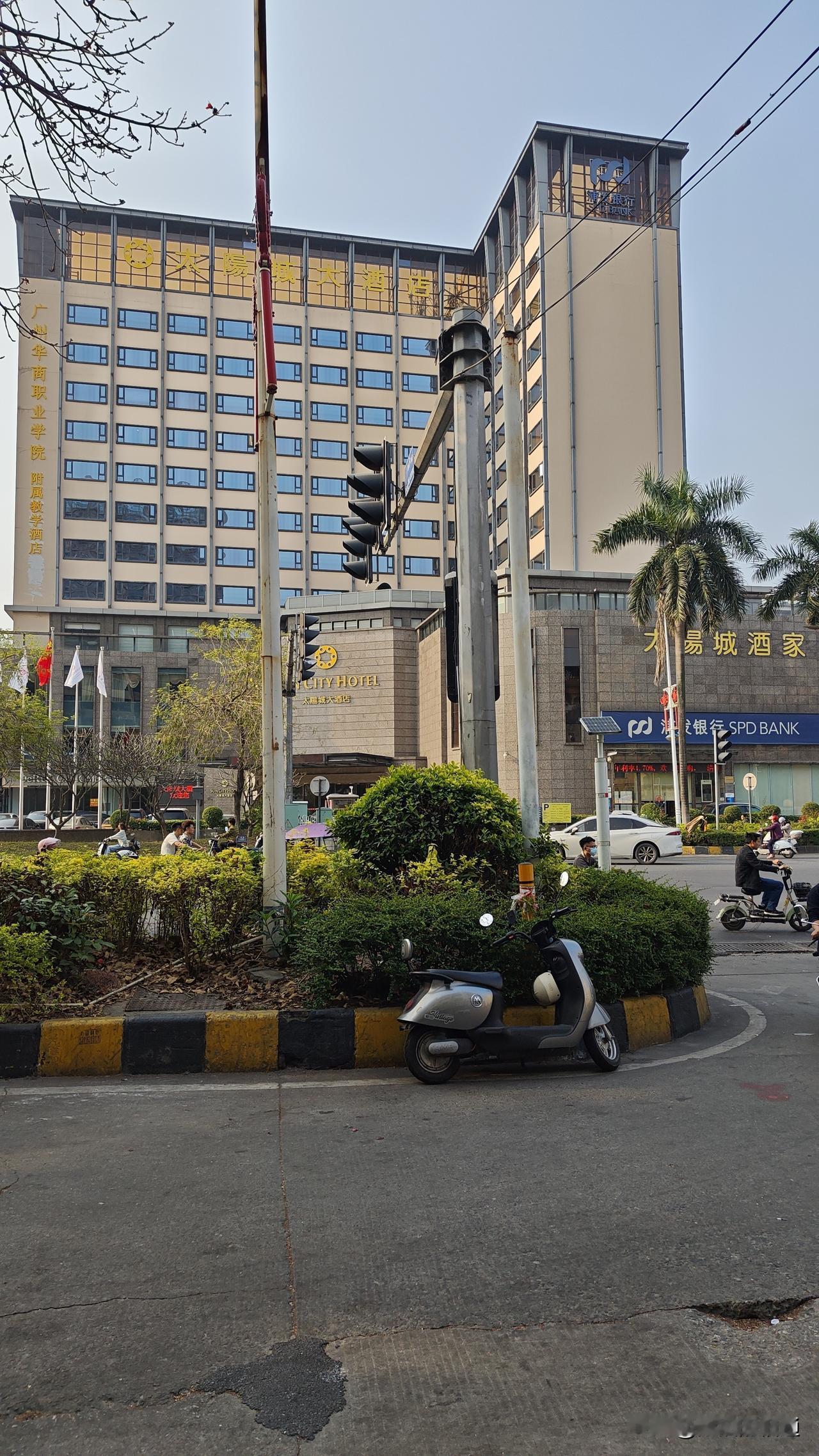 36岁的流浪老哥流浪到了广州新塘日结基地。住进了30一天的挂逼小旅馆里。准备在此