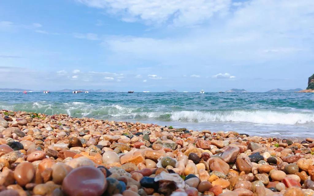 碧海潮生石上苔，轻舟远去逐云开

海是无垠的蓝田，日夜在滩头挥毫泼墨。礁石如黧黑