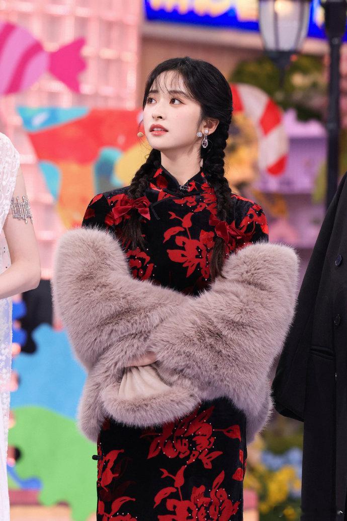 沈月的综艺感真的绝了，小嘴一张全是梗，和嘉宾互动自然又搞笑。尤其是她不装不端着的