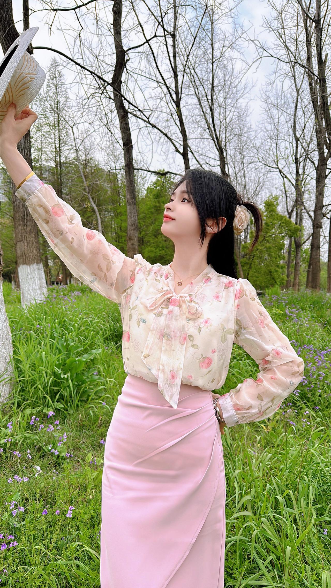 曾以为:
风有约，花不误，年年岁岁不相负。
后来明白:
半生花开，半世落，回首过