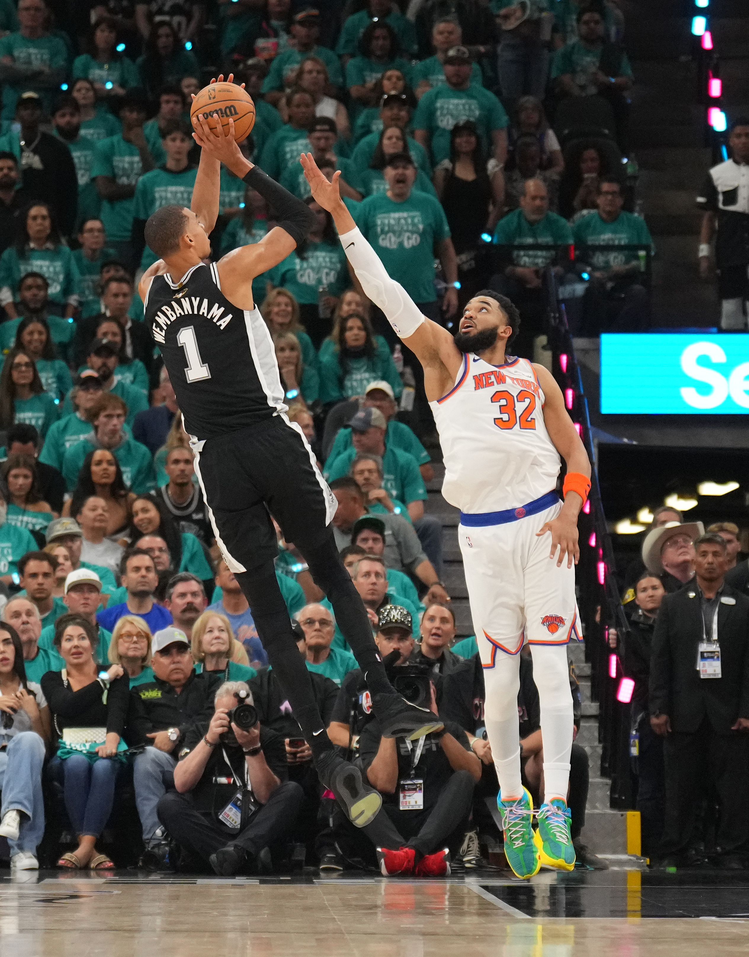 NBA Karl-Anthony Towns & Victor Wembanya