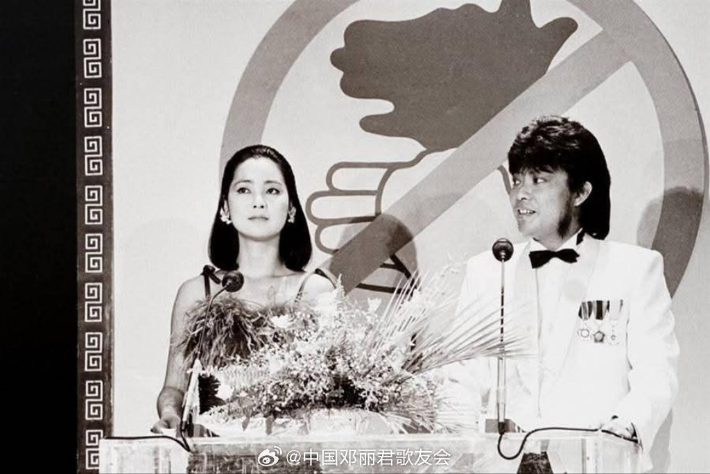 1985年，与张菲主持第一届反盗版晚会。（FB）邓丽君