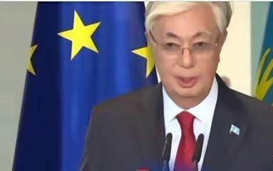 近日，正在德国访问的哈萨克斯坦总统托卡耶夫在德国联邦总理府的讲台上直接发言，称普