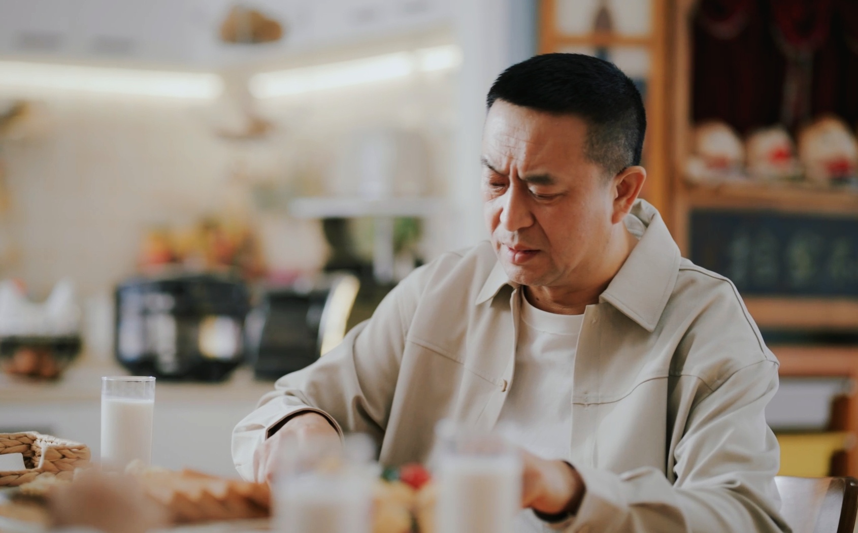 老叔现在有多温和以前就多野看《欢乐家长群2》被张嘉益圈粉！他演的温和老爸刘向上超