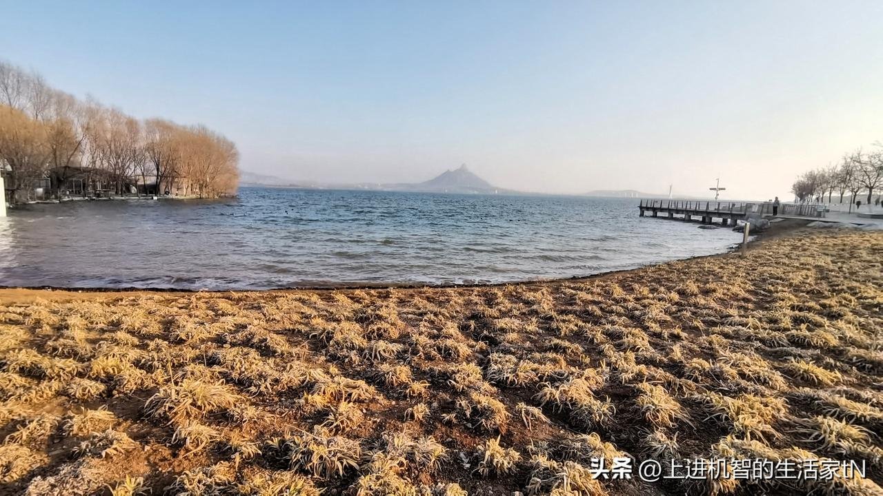 晒图笔记大赛冬日暖阳下的滨湖广场，碧蓝的湖水，微波荡漾，一派安静祥和！