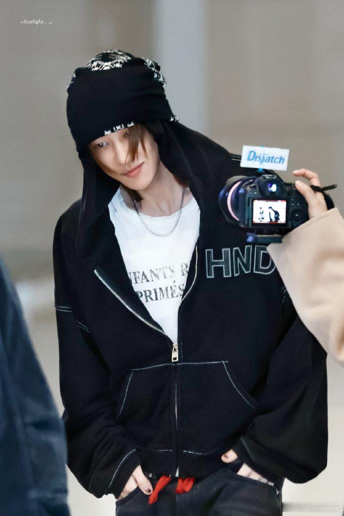 徐明浩涩谷辣弟  徐明浩今日份机场look，完全涩谷辣弟…… 