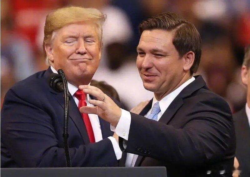 #德桑蒂斯退出美国总统竞选#美国建制派精英们曾经一度希望通过扶持德桑蒂斯然后让共