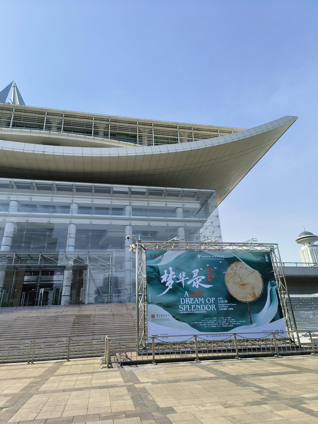 继续分享今年三月份拍的照片，明天开始分享四月份的啦～[呲牙]

春日的人民广场，