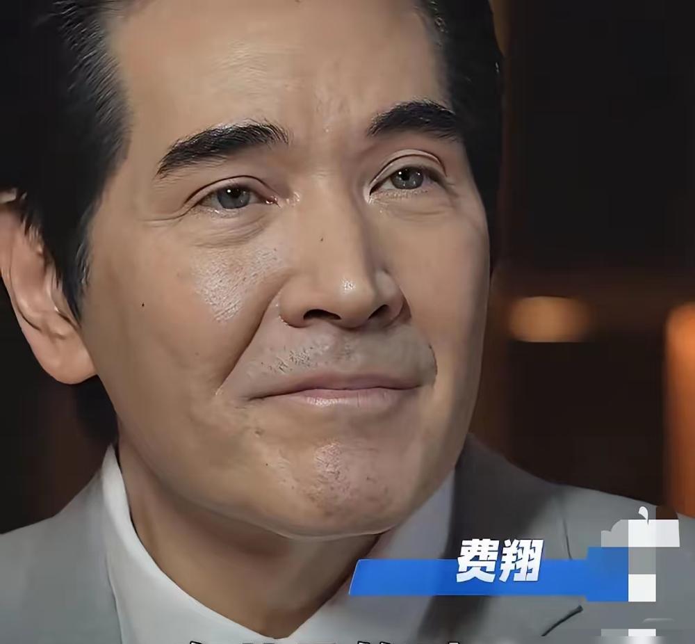 “今年是第一年，我家里没人了。
”这是费翔在母亲离世后第一个春节，面对镜头时，眼