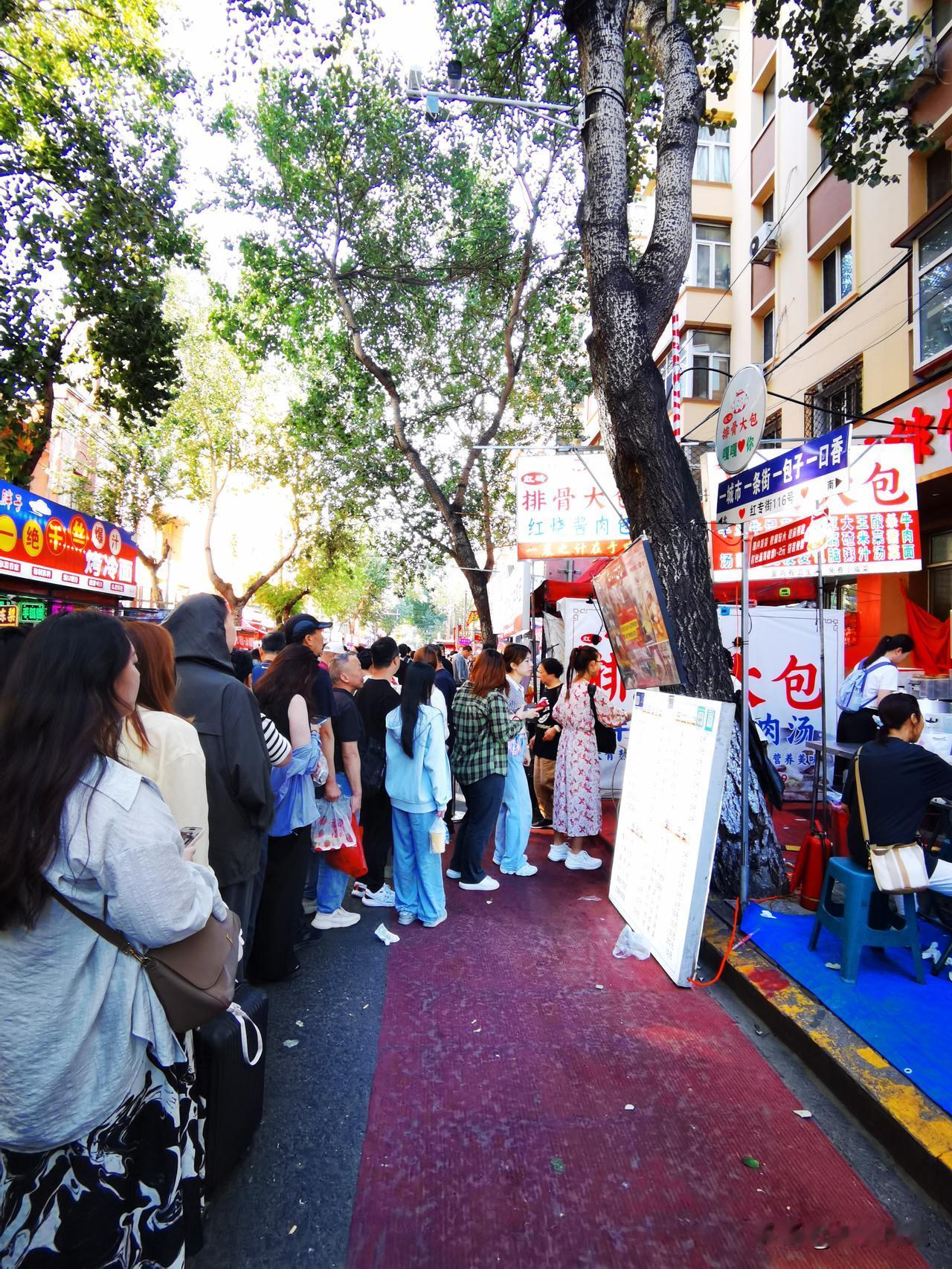 闲逛红专街早市

到哈尔滨旅游观光，在中央大街旁有一条街叫红专街早市。

早市全