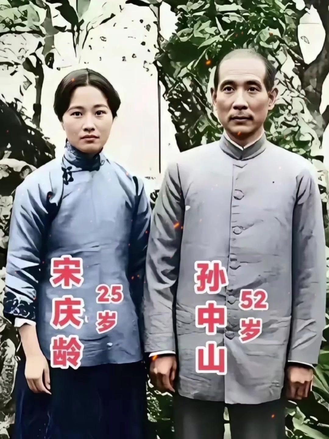 这张1918年拍摄于广州的合影里，52岁的孙中山先生眼神坚定，身姿挺拔。
25岁